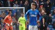 Brankář Glasgow Rangers Allan McGregor dostává červenou kartu v zápase s Hibernian poté, co šlápl soupeři po svém odkopu na záda