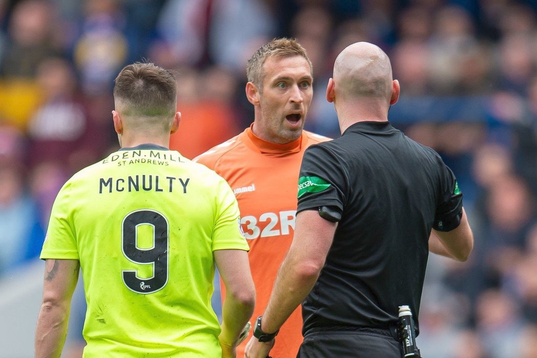 Brankář Glasgow Rangers Allan McGregor reaguje na své vyloučení v zápase s Hibernian