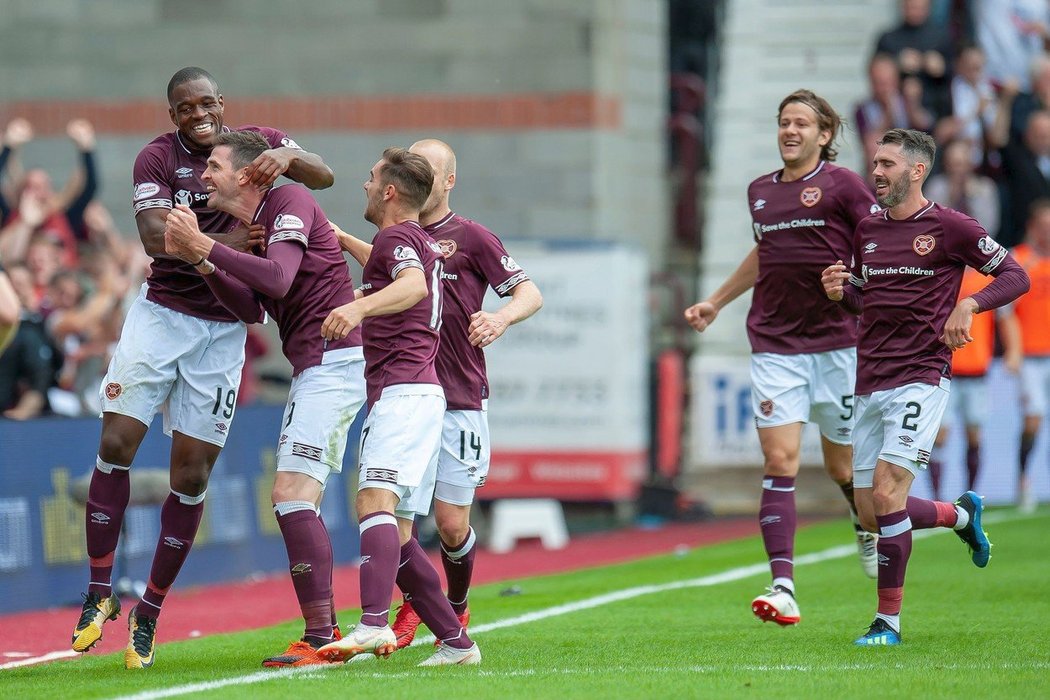 Hráči Hearts slaví branku do sítě Celtiku, který porazili 1:0