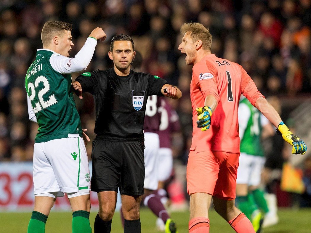 Český brankář Zdeněk Zlámal (vpravo) v hádce s Florianem Kamberim (vlevo) během souboje Hearts s Hibernian