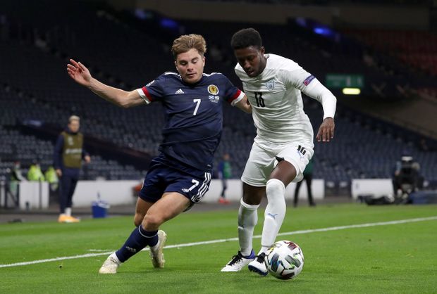 James Forrest (vlevo) soupeří o balón s Eylonem Almogem (vpravo) během zápasu Skotsko - Izrael James Forrest (vlevo) soupeří o balón s Eylonem Almogem (vpravo) během zápasu Skotsko - Izrael