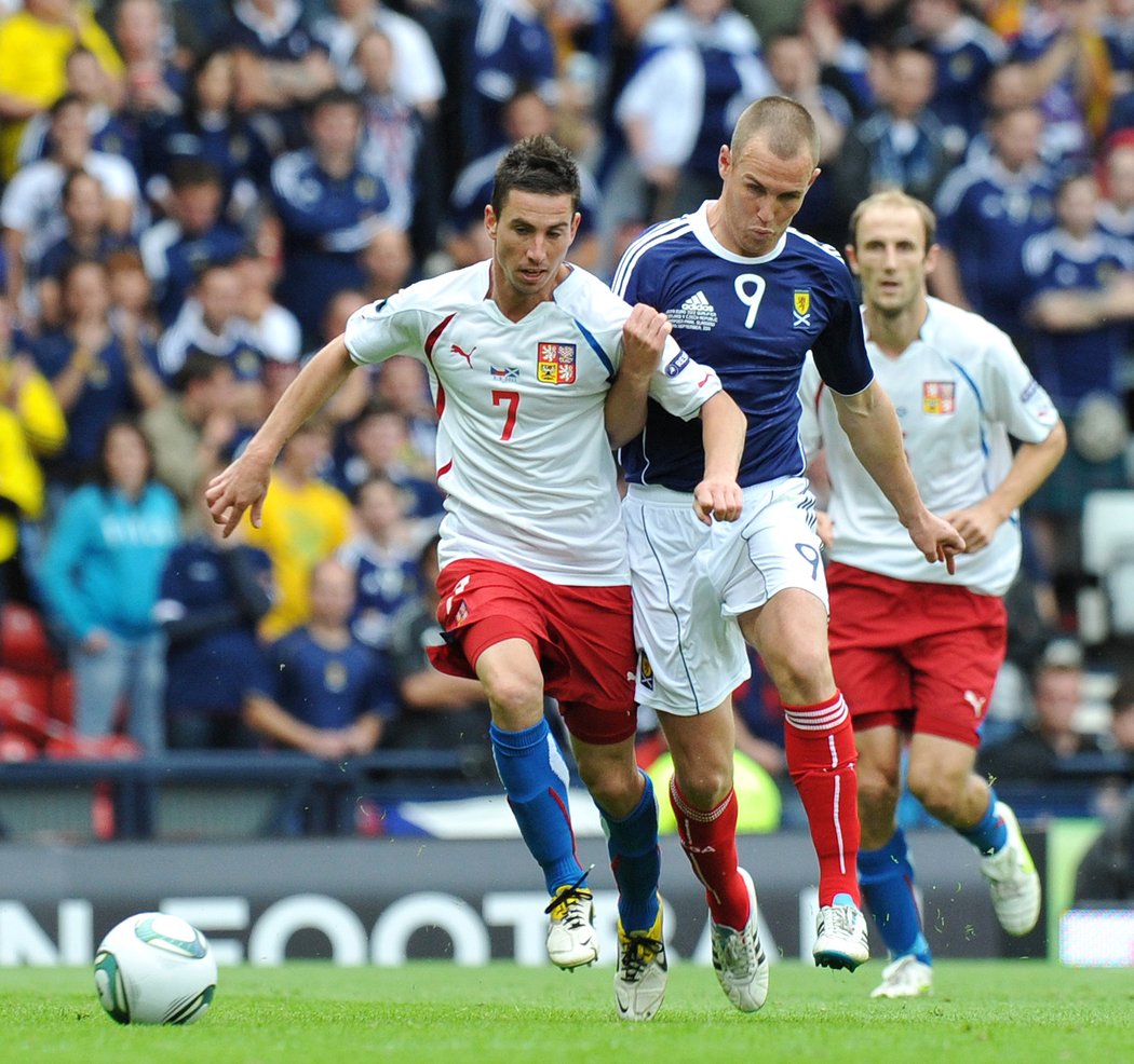 Kenny Miller v dresu skotské reprezentace v těsném souboji s Milanem Petrželou