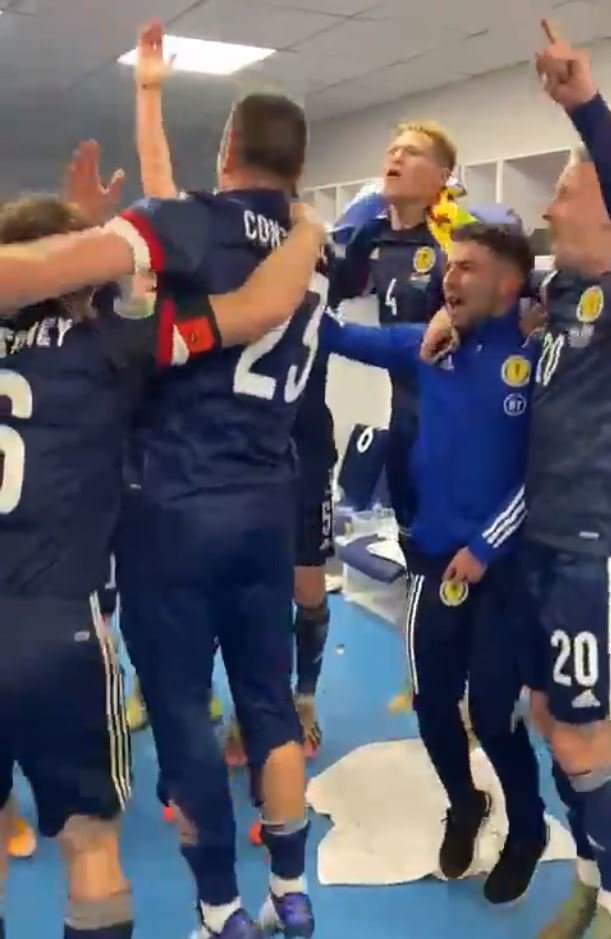 Fotbalisté Skotska oslavují v šatně postup na EURO