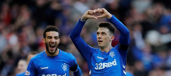 Ryan Jack z Glasgow Rangers oslavuje svůj gól proti Celtiku