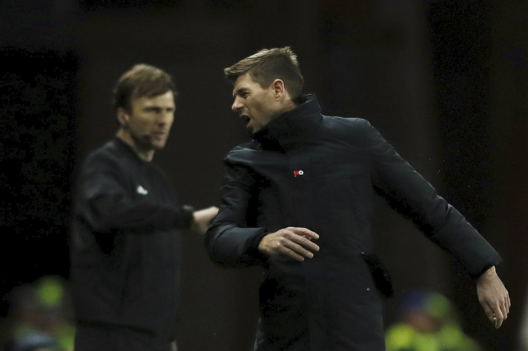 Steven Gerrard nebyl spokojen s výkony hráčů Rangers v semifinále skotského poháru proti Aberdeen.