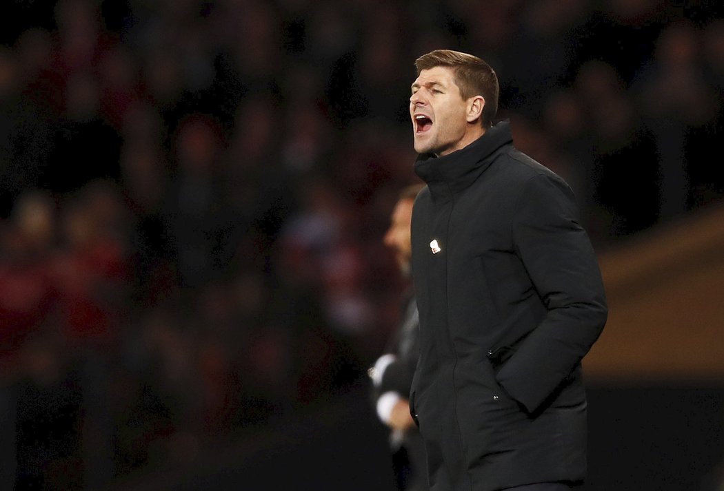 Steven Gerrard nebyl spokojen s výkony hráčů Rangers v semifinále skotského poháru proti Aberdeen.