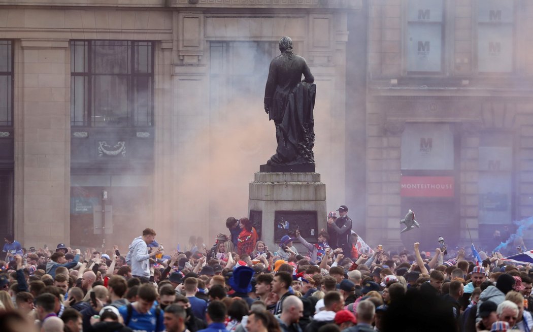 Fanoušci Rangers oslavují mistrovský titul svého klubu, který jej získal bez jediné porážky