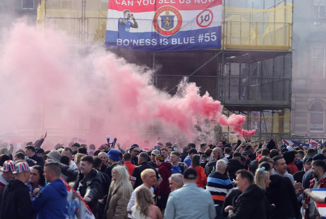 Fanoušci Rangers oslavují mistrovský titul svého klubu, který jej získal bez jediné porážky