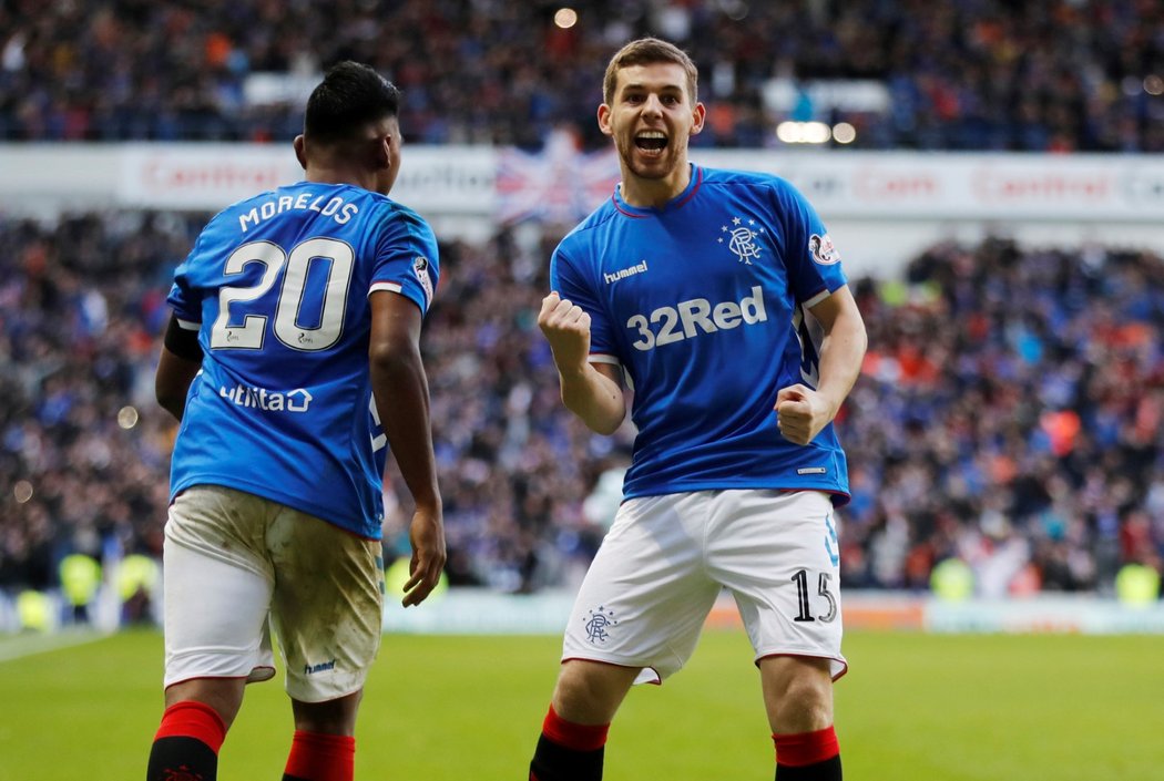 Fotbalisté Glasgow Rangers se radují po gólu Ryana Jacka proti Celtiku