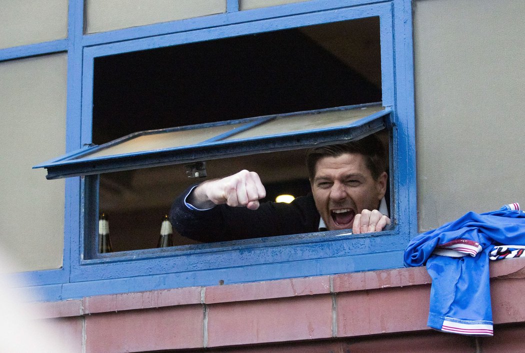 Steven Gerrard během mistrovských oslav Rangers