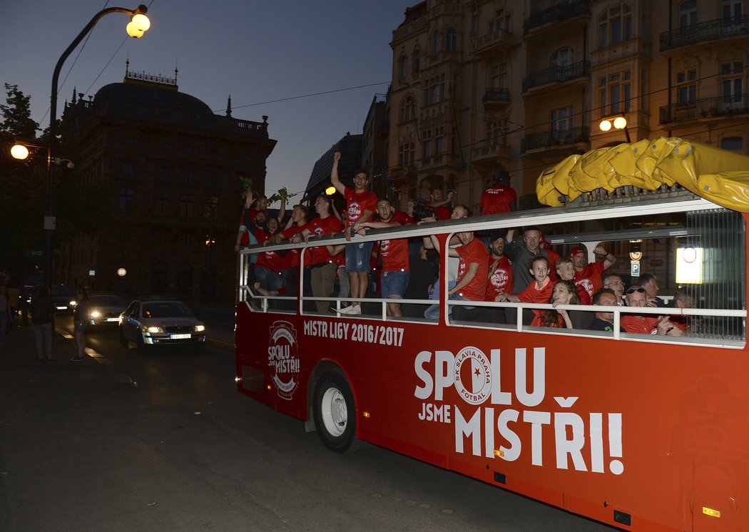 Čerství mistři se takhle projeli Prahou