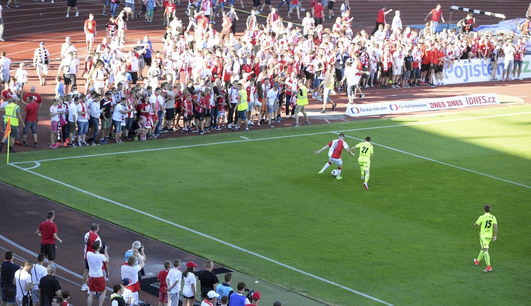 V závěru utkání už byli fanoušci Slavie připravení na velké oslavy