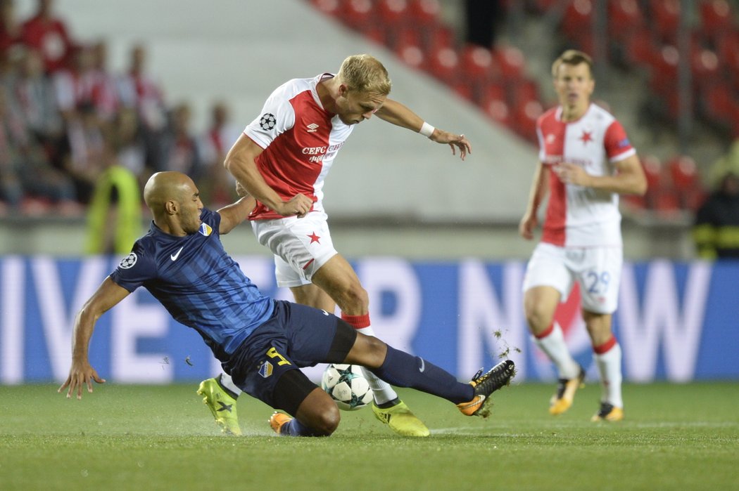 Slávističtí fotbalisté se snaží dát branku v utkání play off Ligy mistrů s kyperským APOELEM