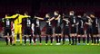 Fotbalisté Slavie před zápasem na Arsenalu namísto pokleknutí zvolili vlastní způsob vyjádření boje proti rasismu. Společně se chytli kolem ramen.