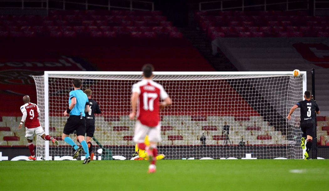 Alexandre Lacazette z Arsenalu šel po chybě Oscara Dorleyho sám na branku Slavie. Jeho pokus skončil na břevně