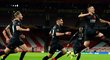 Fotbalisté Slavie oslavují gól Tomáše Holeše na hřišti Arsenalu, kterým v nastavení vyrovnal úvodní duel čtvrtfinále Evropské ligy na 1:1