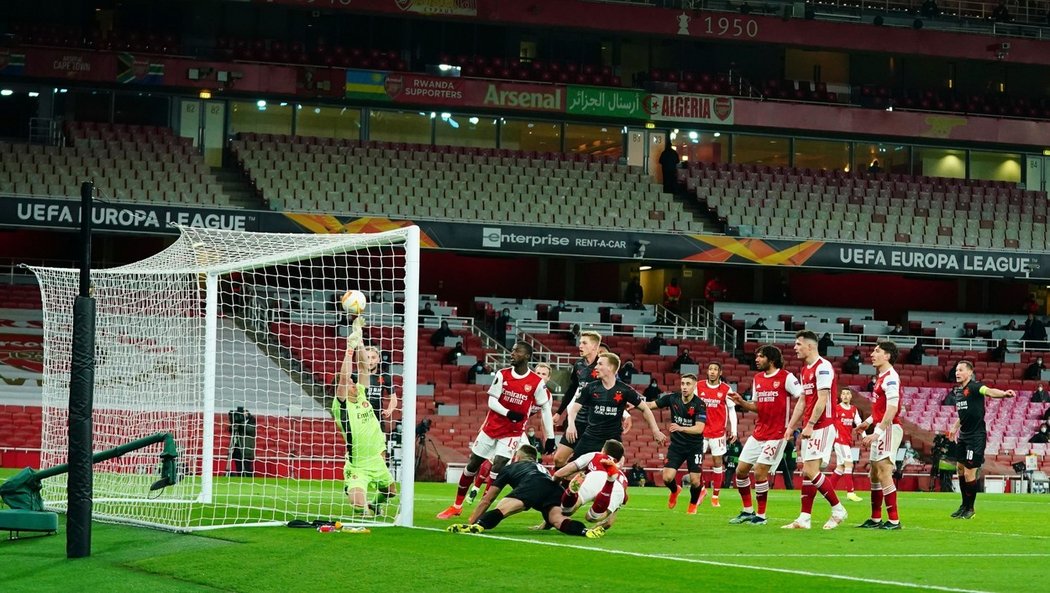 Slávista Tomáš Holeš vyrovnává v nastavení úvodní čtvrtfinále Evropské ligy proti Arsenalu na 1:1