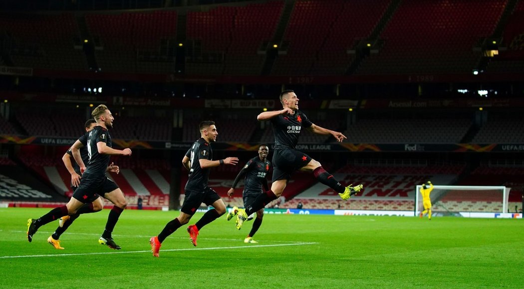 Fotbalisté Slavie oslavují gól Tomáše Holeše na hřišti Arsenalu, kterým v nastavení vyrovnal úvodní duel čtvrtfinále Evropské ligy na 1:1