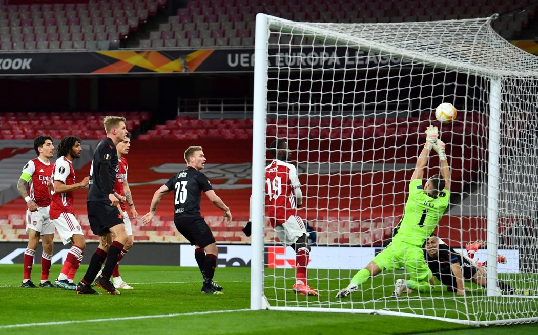 Tomáš Holeš v nastavení vyrovnal souboj Slavie na Arsenalu na konečných 1:1