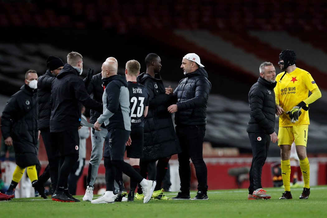 Fotbalisté Slavie s trenérem Jindřichem Trpišovským po remíze 1:1 na Arsenalu