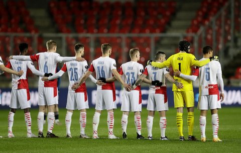 Hráči Arsenalu i rozhodčí před zápasem poklekli, slávisté nikoli