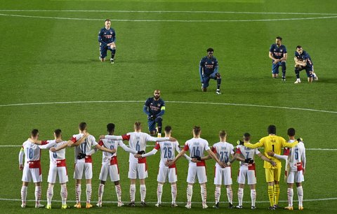 Hráči Arsenalu i rozhodčí před zápasem poklekli, slávisté nikoli