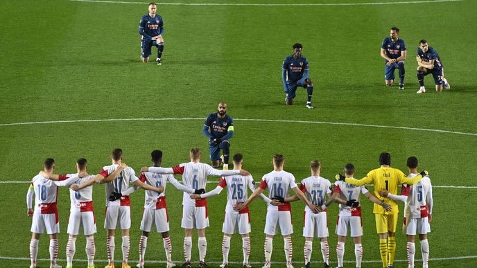 Hráči Arsenalu i rozhodčí před zápasem poklekli, slávisté nikoli