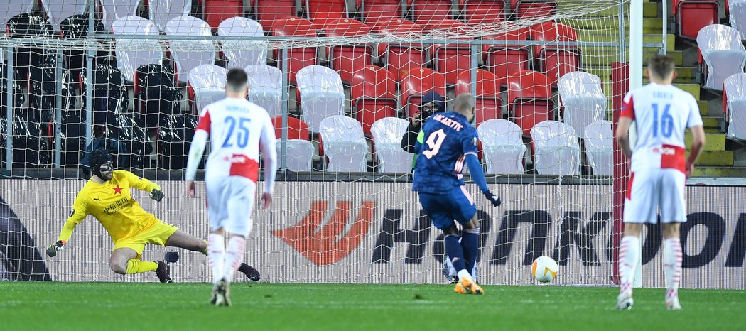 Alexandre Lacazette penaltu proměnil s přehledem