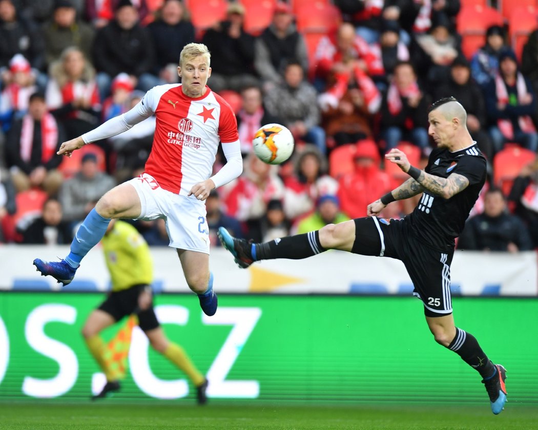 Slávistický obránce Michal Frydrych v souboji s Jiřím Fleišmanem z Baníku Ostrava