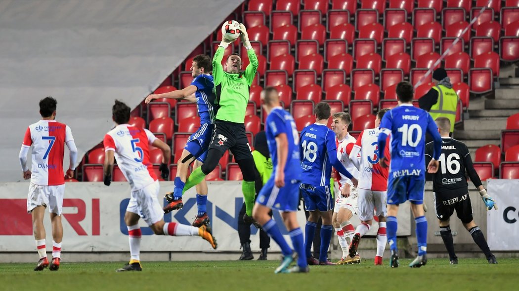 Skrumáž před brankou Slavie v utkání s Baníkem vyřešil gólman Laštůvka