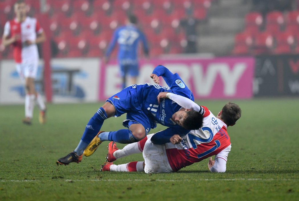 Jakub Pokorný z Baníku Ostrava v souboji se slávistou Milanem Škodou