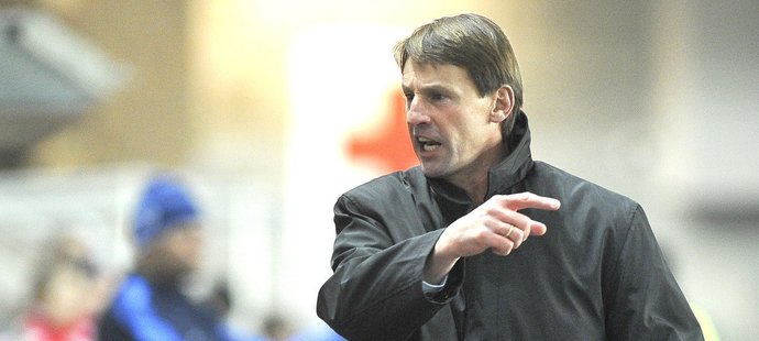 František Straka na lavičce Slavie při utkání s Baníkem Ostrava