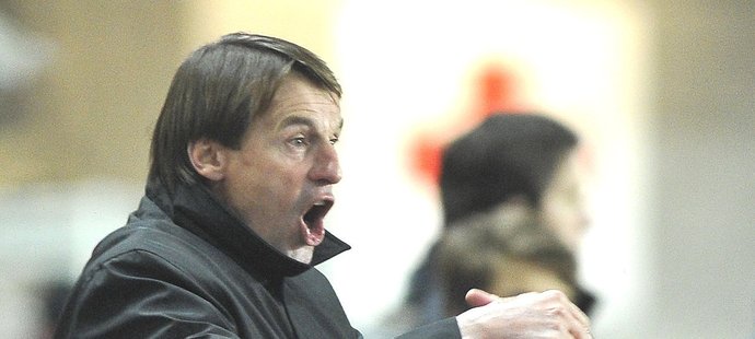 František Straka na lavičce Slavie opět nešetřil emotivními gesty