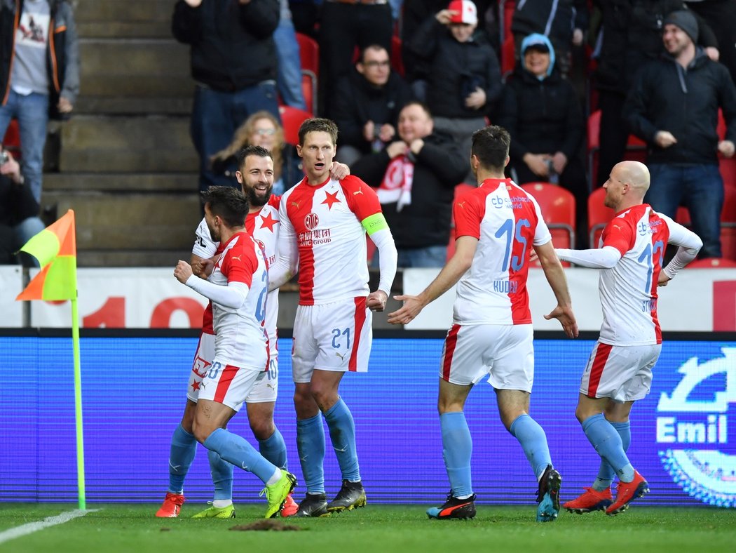 Fotbalisté Slavie se radují ze vstřelené branky do sítě Baníku Ostrava