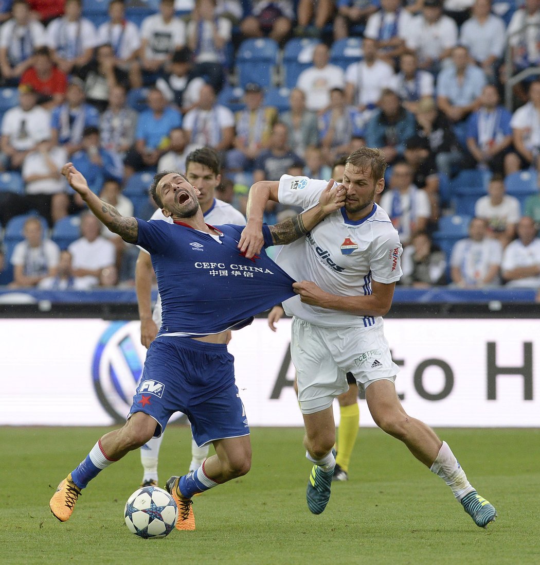 Danny v souboji s Tomášem Poznarem při zápase Slavia - Baník