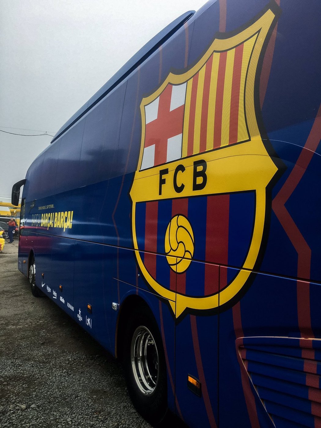 Autobus, který bude v Praze vozit fotbalisty Barcelony