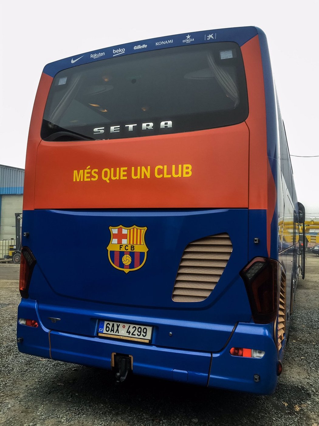 Autobus, který bude v Praze vozit fotbalisty Barcelony