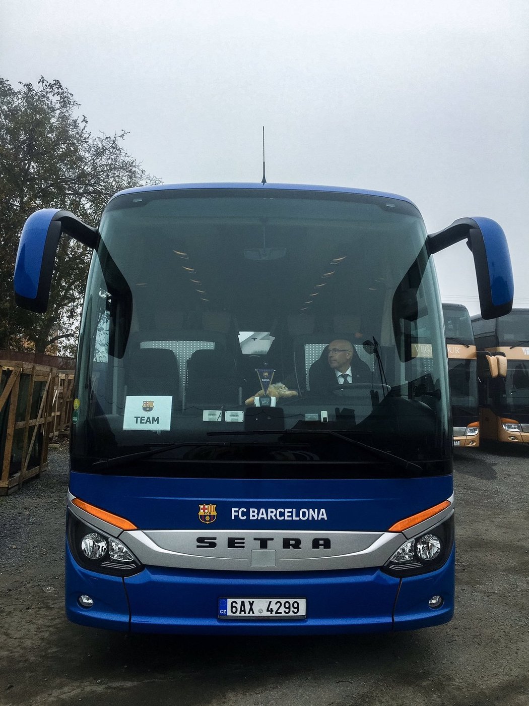 Autobus, který bude v Praze vozit fotbalisty Barcelony