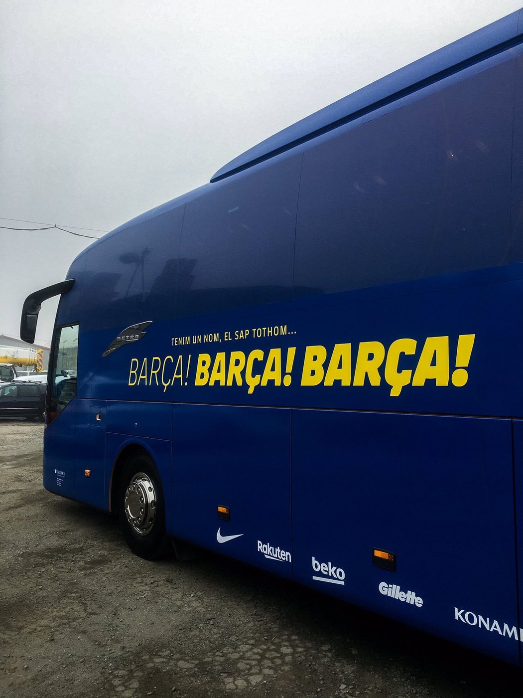 Autobus, který bude v Praze vozit fotbalisty Barcelony