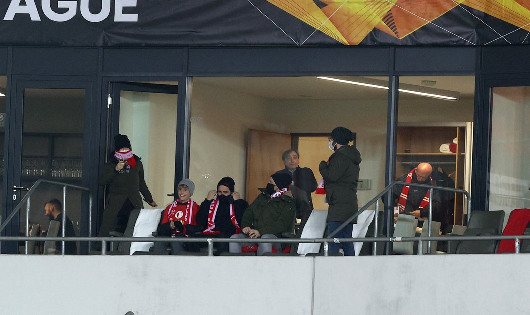 Diváci na stadionu v Edenu, kteří po otestování mohli navštívit utkání Slavie proti Beer Ševě v Evropské lize. Na tribuně byl i herec Ondřej Pavelka