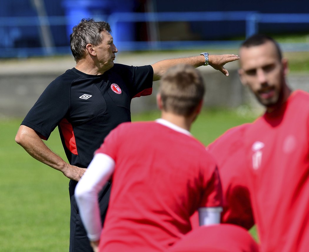 Nový trenér Slavie Miroslav Beránek dává svým svěřencům pokyny na soustředění v Novém Městě na Moravě