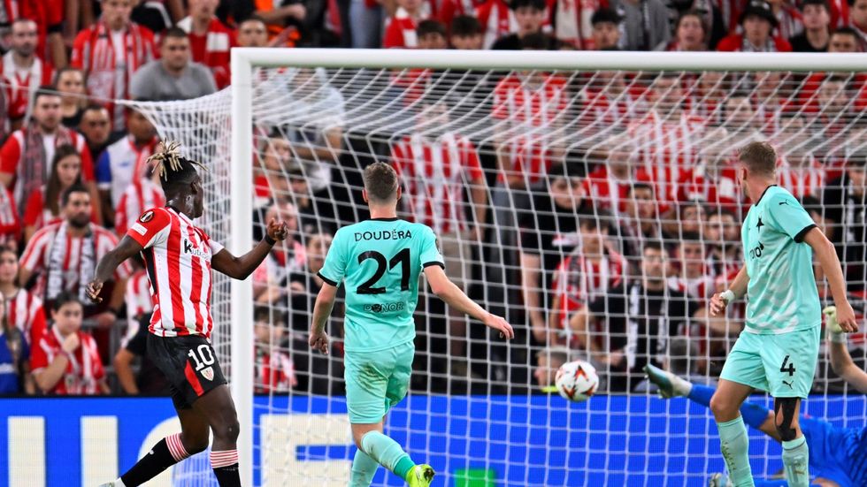 Projektil Nica Williamse si smolně do branky tečoval obránce David Zima