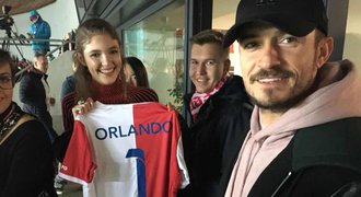 Hvězdný Orlando Bloom na Slavii: dostal dres od Tvrdíkovy dcery, fandil s Bartoškou