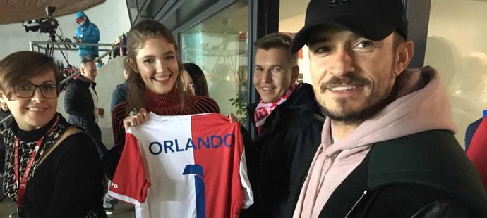 Slavný herec Orlando Bloom navštívil zápas Slavie proti Villarrealu a byl obdarován i slávistickým dresem