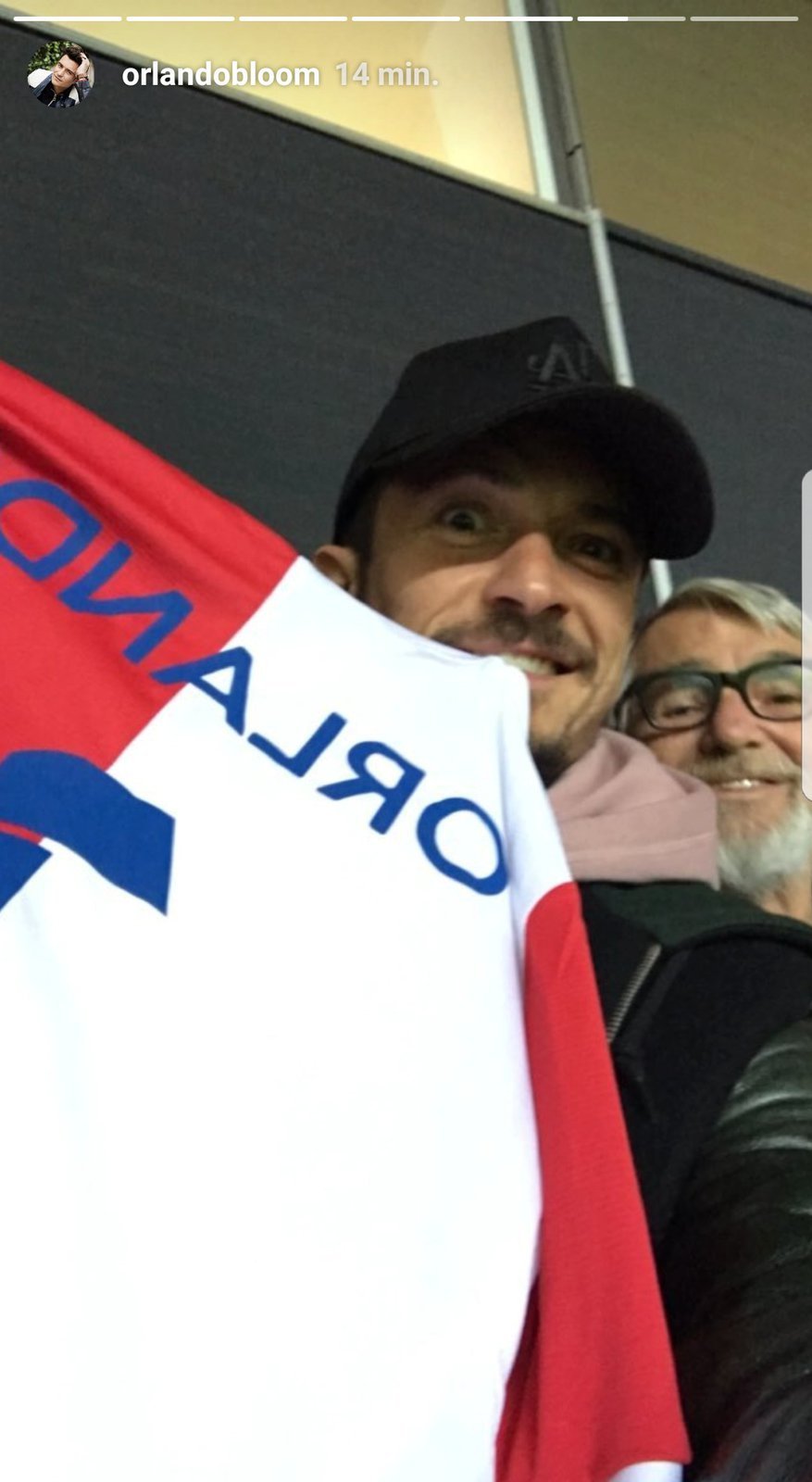 Slavný herec Orlando Bloom navštívil zápas Slavie proti Villarrealu a vyfotil se na Instagram s Jiřím Bartoškou