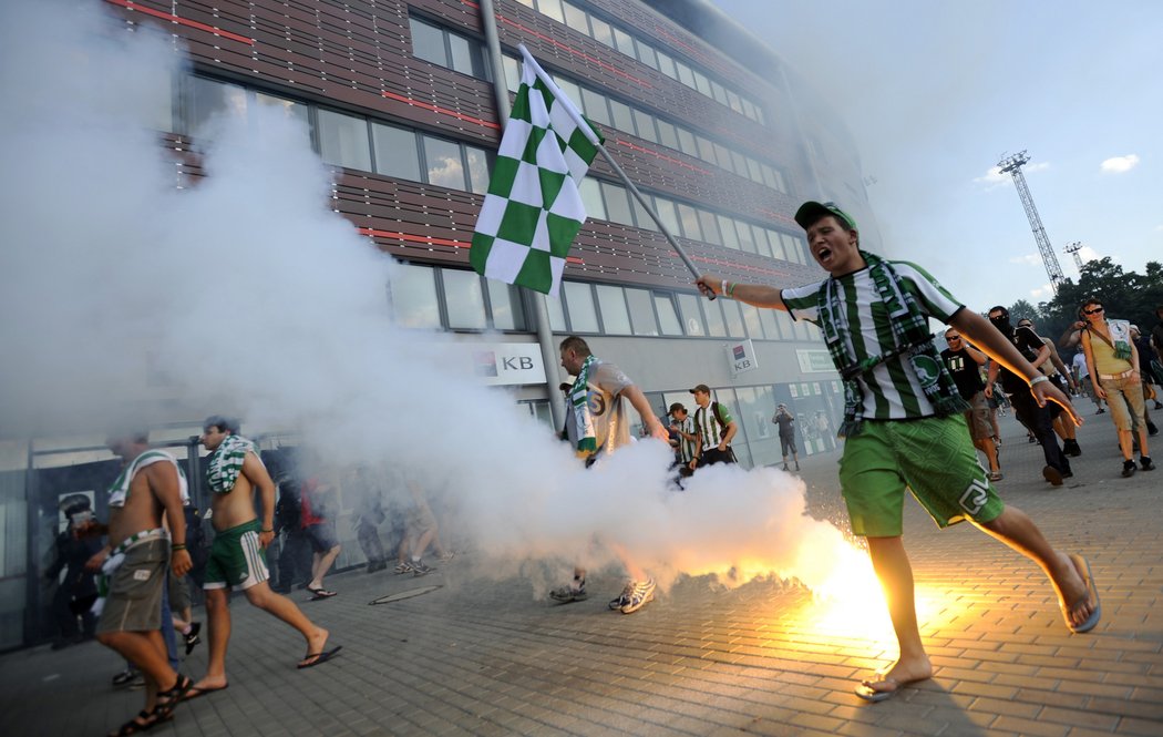 Fanoušci Bohemians u stadionu v Edenu, kde své fotbalisty nechtějí.