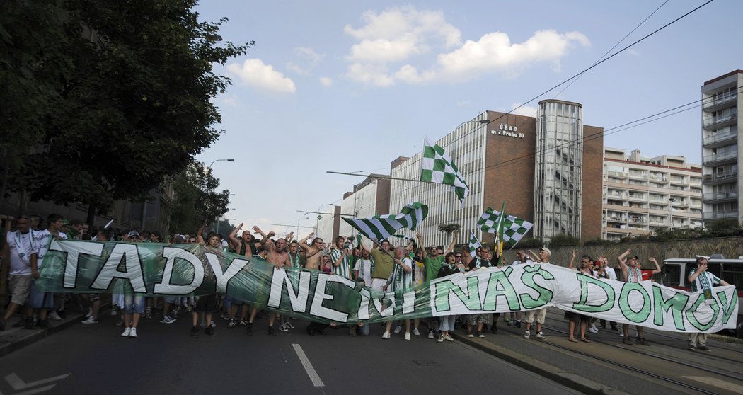 Fanoušci Bohemians při průvodu do Ďolíčku.