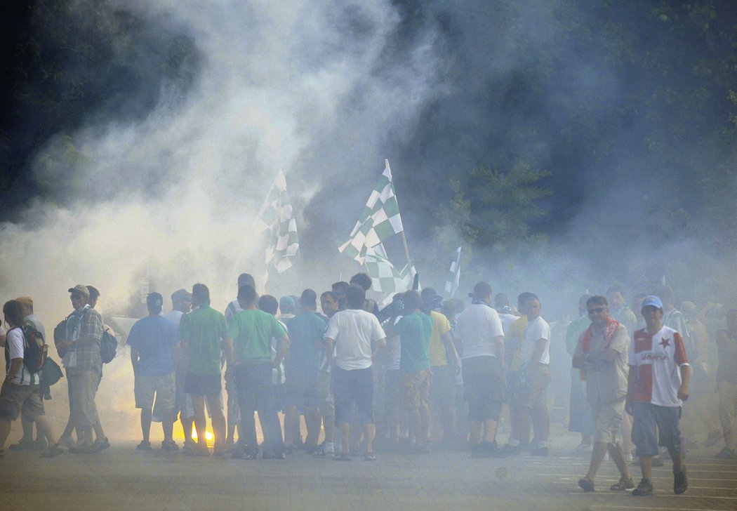 Fanoušci fotbalistů Slavie a Bohemians 1905 společně 16. července protestovali před Synot Tip Arenou v Praze. Chtěli tak vyjádřit nesouhlas se stěhováním Bohemians 1905 do Edenu.