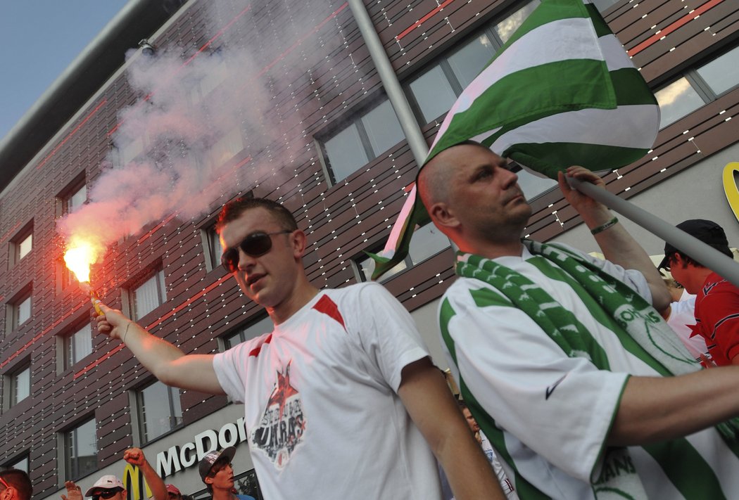 Fanoušci fotbalistů Slavie a Bohemians 1905 společně 16. července protestovali před Synot Tip Arenou v Praze. Chtěli tak vyjádřit nesouhlas se stěhováním Bohemians 1905 do Edenu.