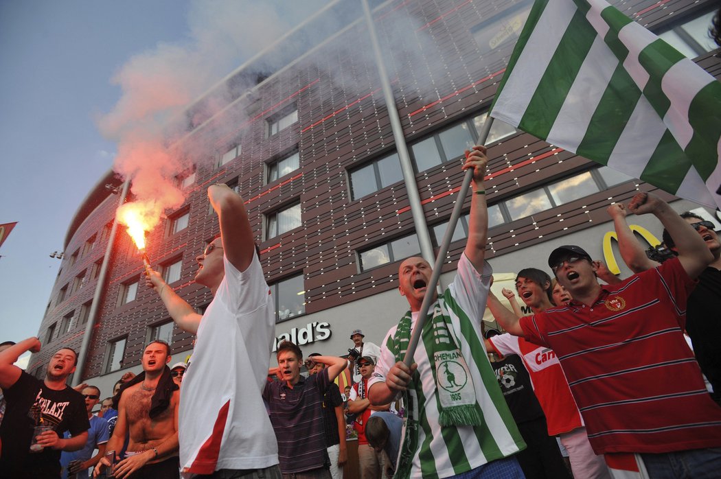 Fanoušci fotbalistů Slavie a Bohemians 1905 společně 16. července protestovali před Synot Tip Arenou v Praze. Chtěli tak vyjádřit nesouhlas se stěhováním Bohemians 1905 do Edenu.